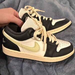 Nike Women's Black and Cream Sneakers